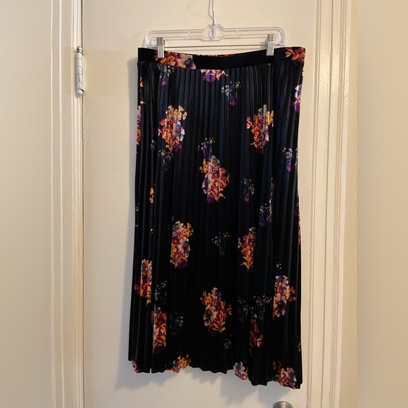 Anthropologie Maeve Black Floral Velvet Pleated Midi Skirt Size Large - Picture 2 of 11